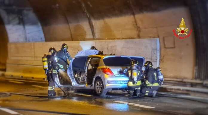Dervio. Auto in fiamme in galleria, soccorsi in azione sulla SS36