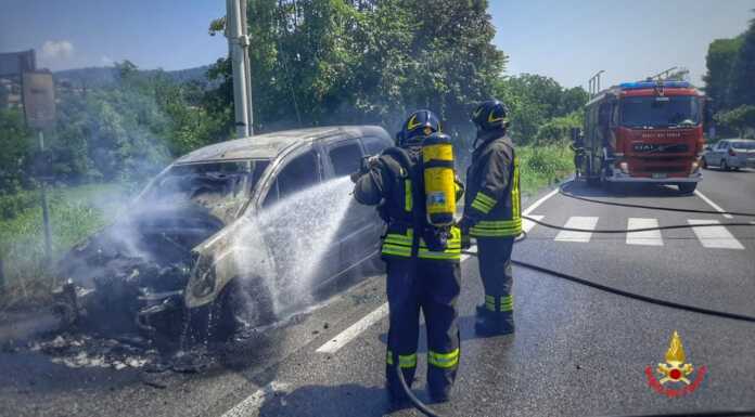 Auto in fiamme a Missaglia, intervengono i vigili del fuoco