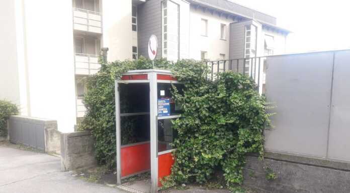 Cabine telefoniche, addio! Verranno dismesse anche nel Lecchese Cabina telefonica Via Tonale Lecco avviso rimozione