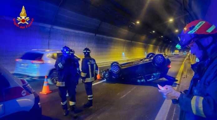 SS36, auto si ribalta nel tunnel del Barro in direzione Nord SS36 tunnel del Barro auto ribaltata incidente