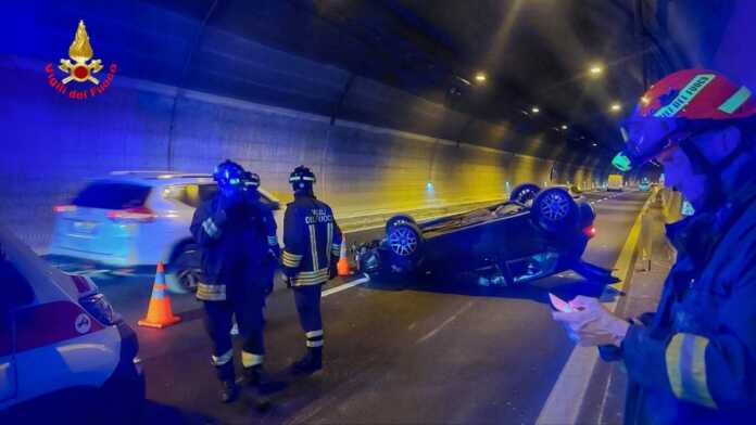 SS36 tunnel del Barro auto ribaltata incidente