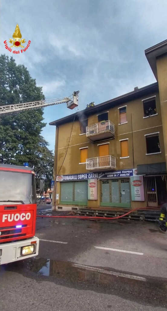 Barzanò incendio appartamento vigili del fuoco