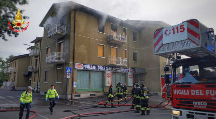 Incendio in un appartamento a Barzanò, Vigili del Fuoco al lavoro Barzanò incendio appartamento vigili del fuoco