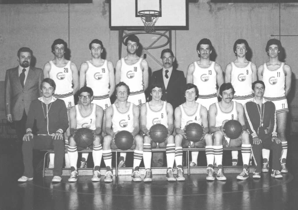 La squadra del Basket Lecco 1976/7, che ottenne la storica promozione in Serie C