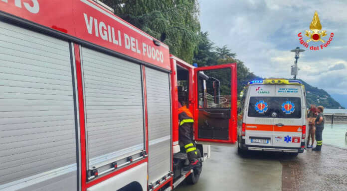 Bagno nel lago nonostante il maltempo, paura per due persone Bellano Vigili del Fuoco