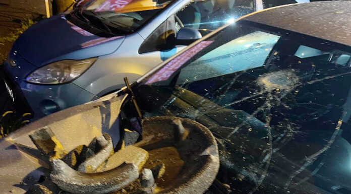 Cernusco, maltempo: auto in sosta colpite da un tetto scoperchiato