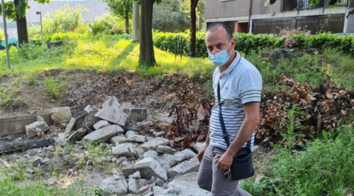 Degrado urbano e sociale alle case popolari, da Cambia Calolzio un protocollo Diego Colosimo in occasione di un sopralluogo alle case popolari di via Di Vittorio nel 2021