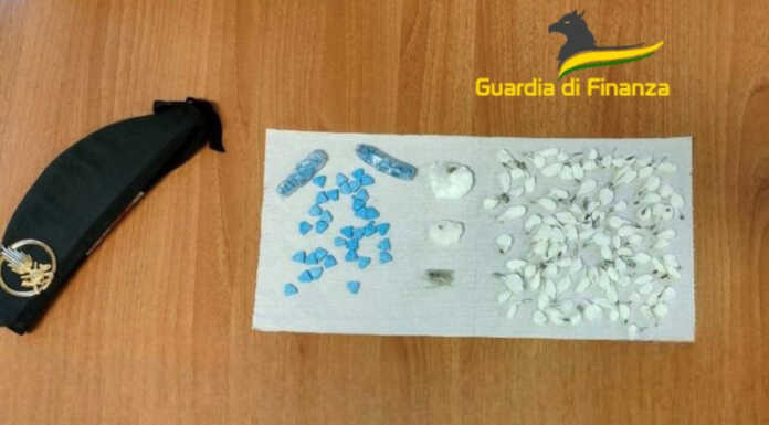 Cocaina, ecstasy e hashish dalla Svizzera, nei guai due cittadini italiani Guardia di Finanza Como droga
