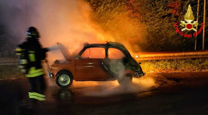 Vecchia Fiat 500 distrutta dalla fiamme, intervento dei Vigili del Fuoco Incendio vecchia fiat 500 castello brianza