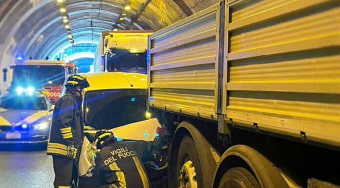 Statale 36. Incidente a Dervio, chiusa la strada in direzione Sondrio Incidente SS36 galleria Dervio Nord