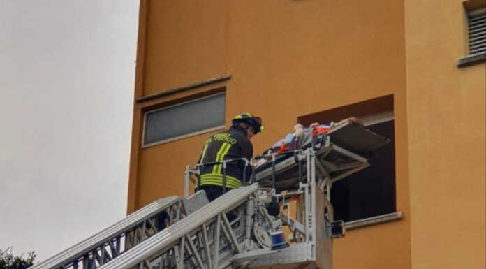 Soccorso a Casatenovo, i Vigili del Fuoco intervengono con l’autoscala Intervento autoscala casatenovo