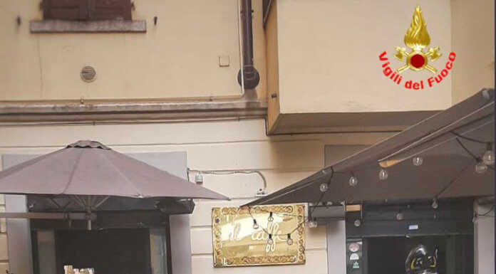 Corto circuito in un bar del centro, VVF al lavoro Vigili del Fuco bar piazza cermenati a lecco