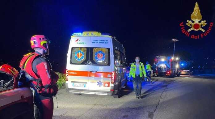 Dervio, auto finisce nel lago, soccorritori in azione