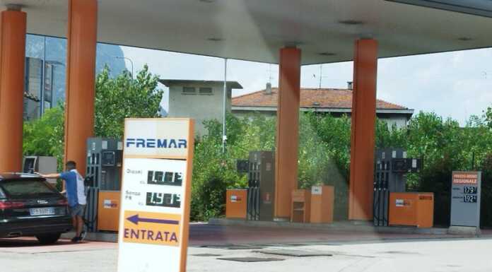 Caro benzina, i distributori obbligati a esporre il prezzo medio. Fino a 2,10 euro al litro nel Lecchese