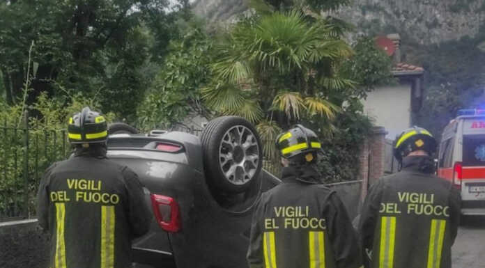 Auto si ribalta a Calolzio, a bordo anche un bimbo Auto ribaltata Calolzio Vigili del Fuoco