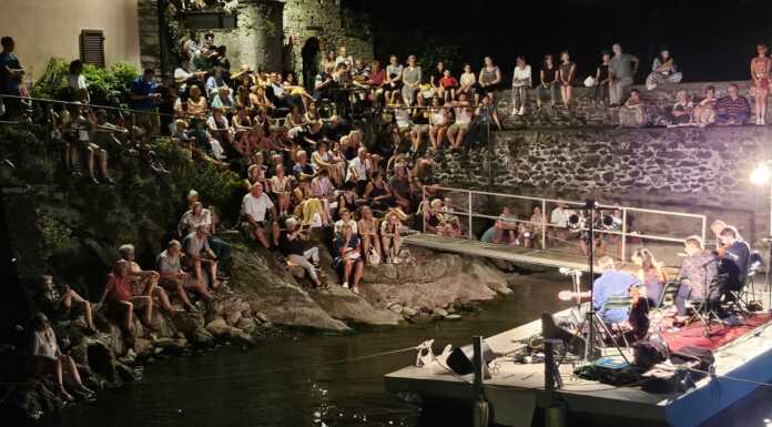 Corenno, pienone per il concerto dei Birkin Tree, palcoscenico sul lago