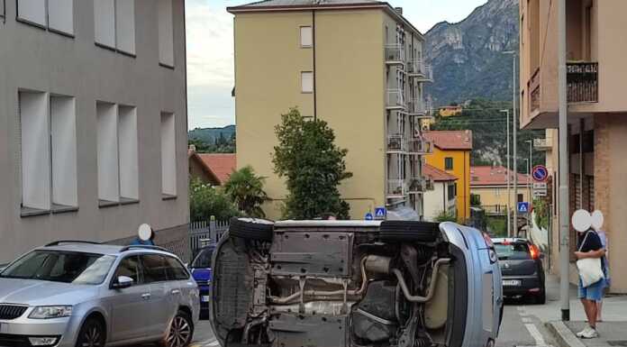 Lecco, incidente fra due auto in via Capodistria, una si ribalta. Soccorse due anziane