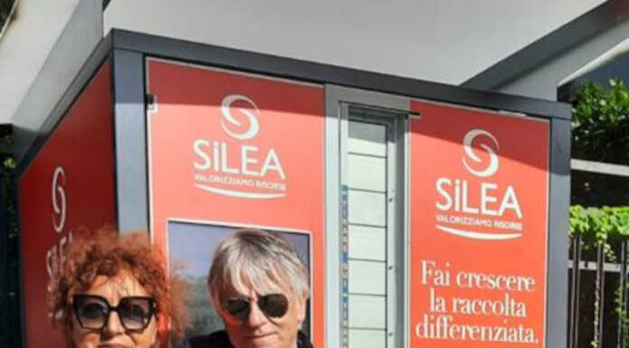 Lierna. Il sindaco ringrazia Silea: “Per le persone con disabilità, niente più barriere” Simonetta Costantini e Silvano Stefanoni distributore sacchi Silea