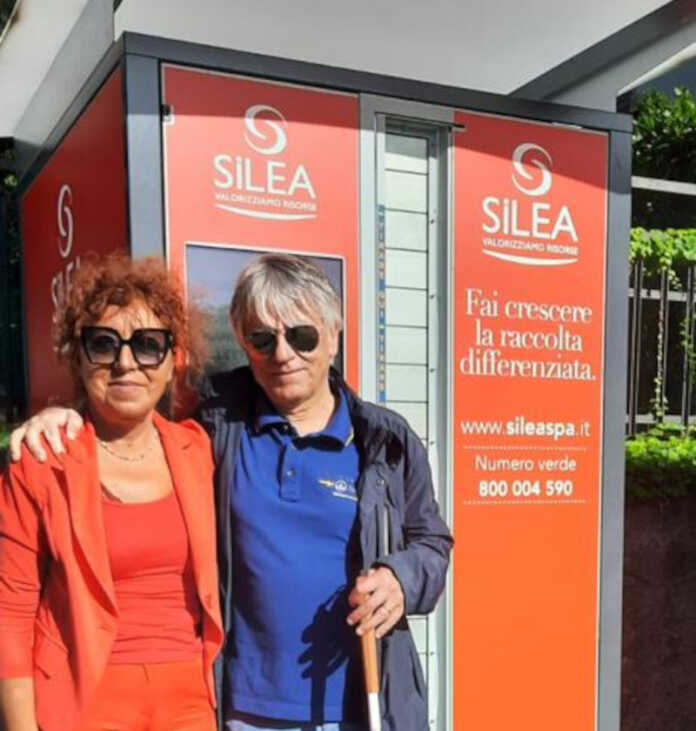 Simonetta Costantini e Silvano Stefanoni distributore sacchi Silea