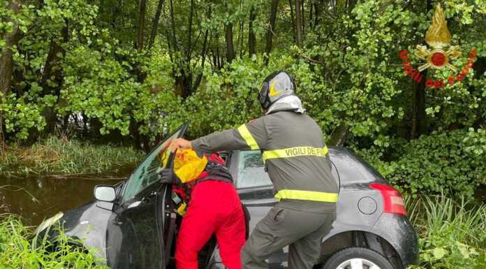 Sirone. Esce di strada con l’auto e finisce in un canale Sirone 12.40 Auto in un canale Il comando Vf è intervenuto per un auto fuori strada con persona a bordo , inviata autopompa da Lecco e Valmadrera. La persona è stata estratta dai vigili del fuoco dall abitacolo