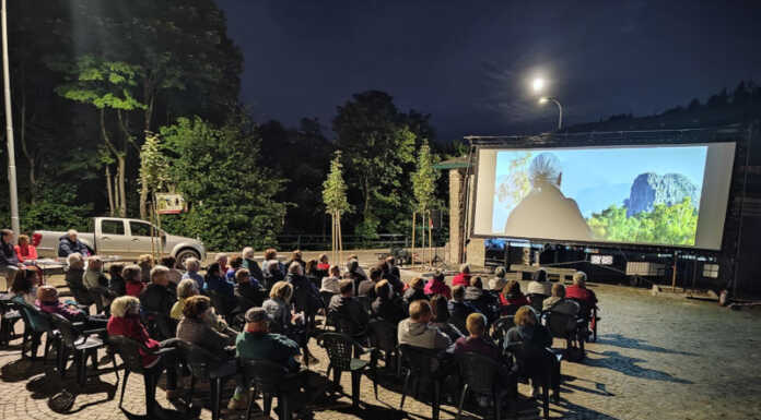 Piani Resinelli. Un centinaio di spettatori alla proiezione su Mirella Tenderini Piani Resinelli docufilm Mirella Tenderini