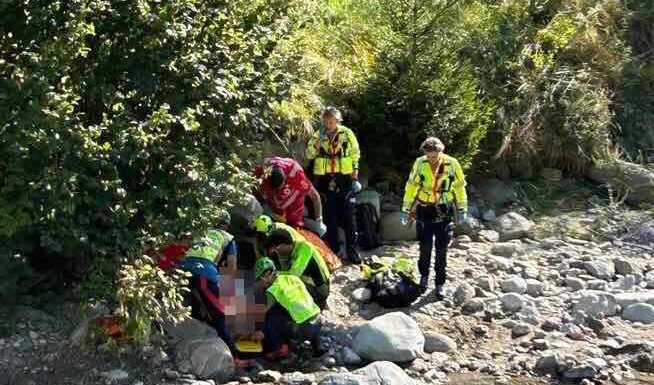 Premana, 66enne scivola sul greto del torrente Varrone