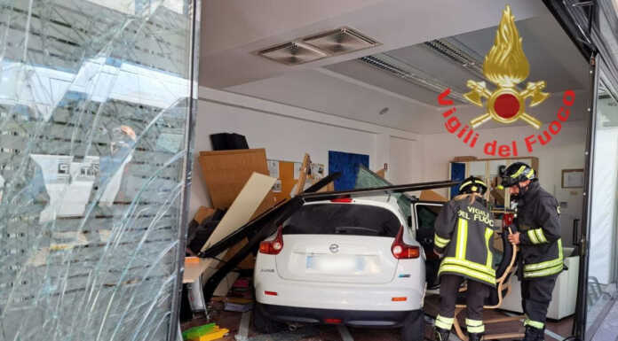 Esce di strada e finisce in un centro disabili, un ferito grave seregno incidente centro disabili