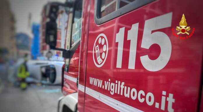 Mandello. Auto si ribalta in via Baraggia, intervento dei Vigili del Fuoco
