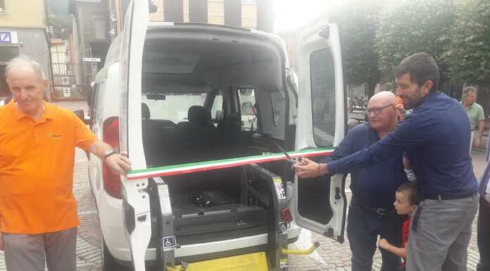 Mandello. Con il nuovo mezzo inaugurato, Auser guarda al futuro Mandello inaugurazione mezzo Auser