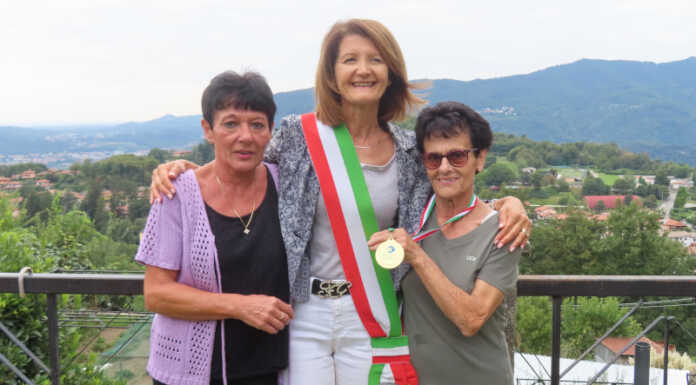 Pomodori da record: la Polisportiva Monte Marenzo premia i vincitori Agnese Forcella e la figlia Rosalba premiate dal sindaco Paola Colombo