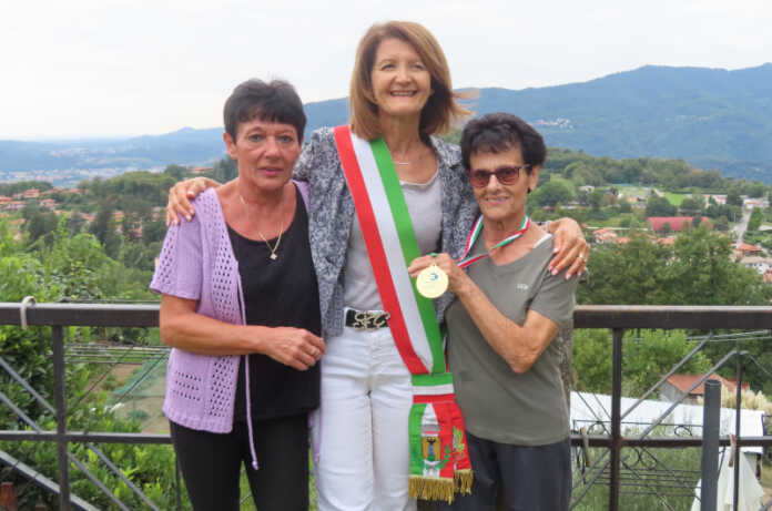 Agnese Forcella e la figlia Rosalba premiate dal sindaco Paola Colombo
