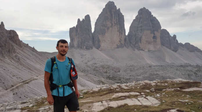 Da Ventimiglia a Trieste sul confine delle Alpi, il suggestivo viaggio di Angelo Rusconi Angelo Rusconi nei pressi del rifugio Locatelli, sullo sfondo le Tre Cime di Lavaredo