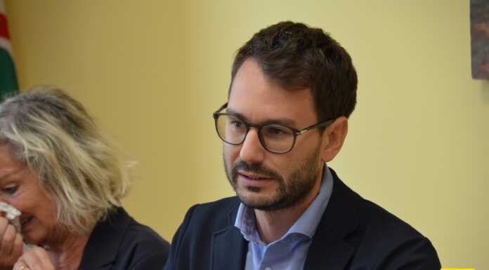 Tagli dei sussidi ai caregiver, gli assessori lombardi: “Scelta sbagliata” Auser_Lecco_dedica_sala_Marika_Ara_20230928