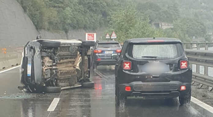 Incidente in SS36 (Sud), auto si ribalta poco dopo lo svincolo di Abbadia Auto ribaltata in SS36