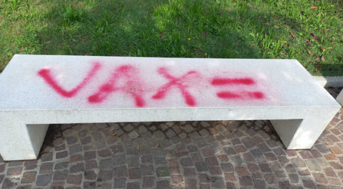 Brivio: scritte vandaliche sulle panchine sul lungofiume