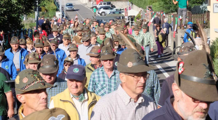 Civate, grande festa per i 100 anni degli alpini: “Grazie per esserci sempre”