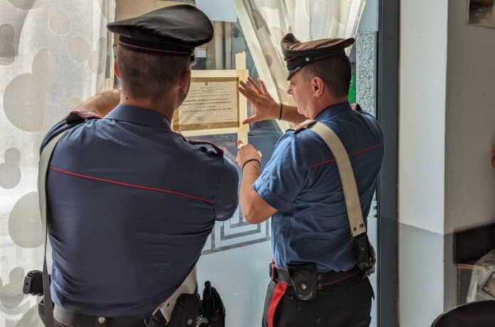 I Carabinieri di Colico appongono i sigilli al locale di via Nazionale