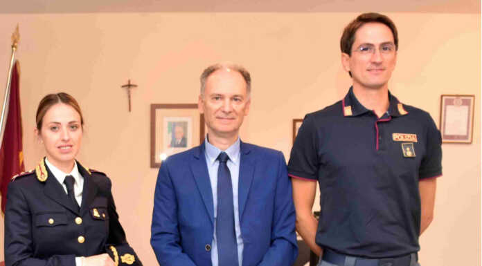 Tre funzionari della Polizia di Stato lasceranno Lecco per altri incarichi Il questore Aracona al centro con la dottoressa Casati e il dottor Perlini