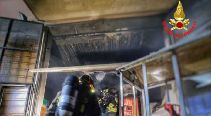 Autocarro in fiamme nella notte, intervento dei Vigili del Fuoco Incendio La Valletta Brianza