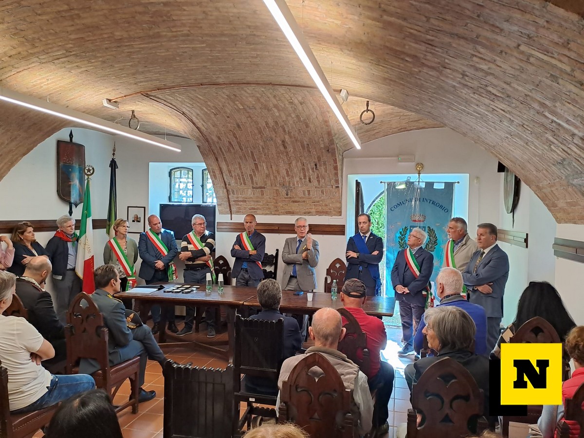 Un momento della cerimonia di Ieri a Villa Migliavacca a Introbio