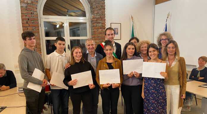 Abbadia. Consegnate le borse di studio a sei alunni meritevoli La consegna delle borse di studio ad Abbadia