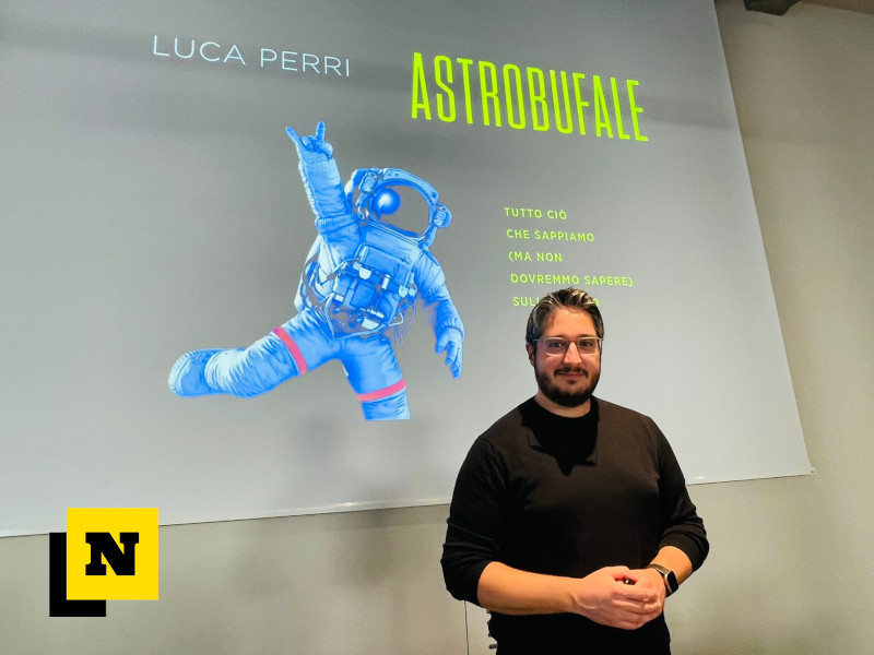Fake news and science: Luca Perry conquers the audience in “L’API HOUR”.