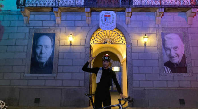 Bici, arrampicata e parapendio: triathlon estremo di Matteo Goretti sul Badile Matteo Goretti alla partenza davanti al municipio di Bellano