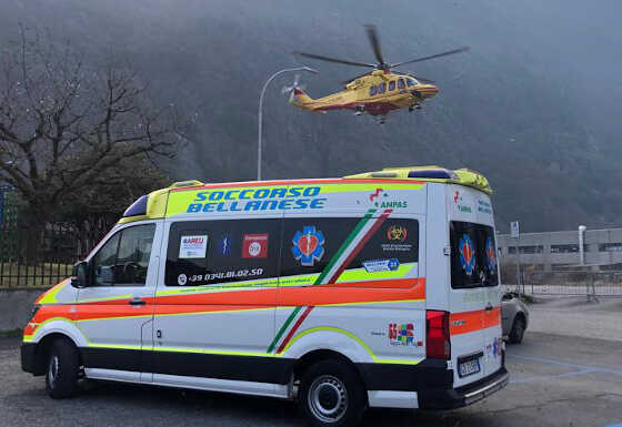 Cade da un muretto a Varenna, ragazzo elisoccorso