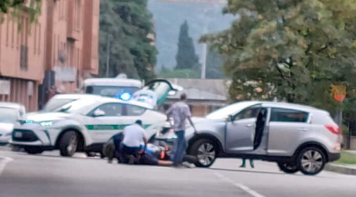 Scontro auto-moto in via Papa Giovanni XXIII, soccorso un 41enne Scontro auto moto Lecco