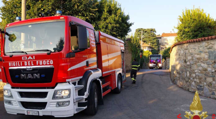Fiamme nella dependance di una villa, Vigili del Fuoco ad Annone Vigili del Fuoco incendio Annone