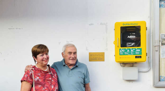 Inaugurato il defibrillatore in piazza ad Acquate in ricordo di Claudio Rossi Acquate Lecco defibrillatore in memoria di Claudio Rossi