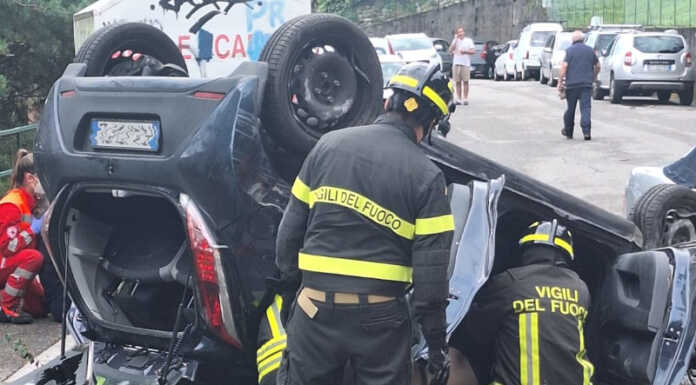 Lecco. Auto si ribalta a Laorca, due persone soccorse Auto ribaltata Laorca