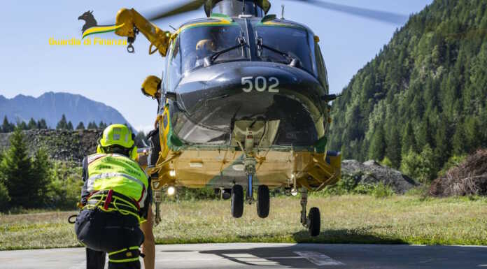 Discarica abusiva a Monza, sequestrate 1.500 tonnellate di rifiuti misti, speciali e pericolosi elicottero guardia di finanza