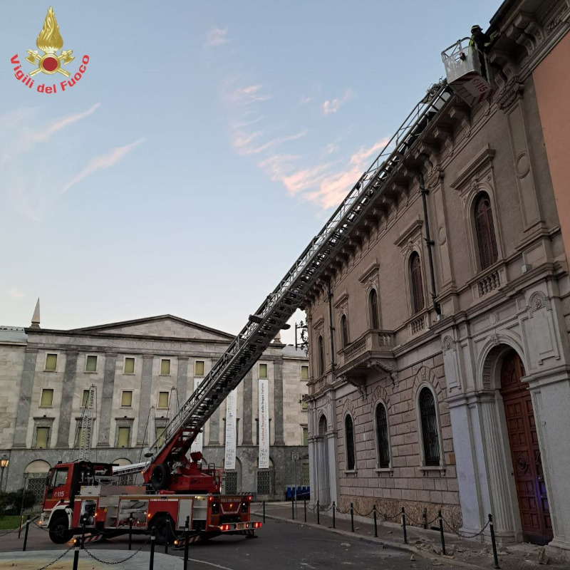 Crollo cornicione Palazzo Piazza Mazzini Lecco Vigili del Fuoco